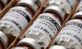 Course au vaccin : la propriété intellectuelle, c’est le « vol » qui freine l’innovation
